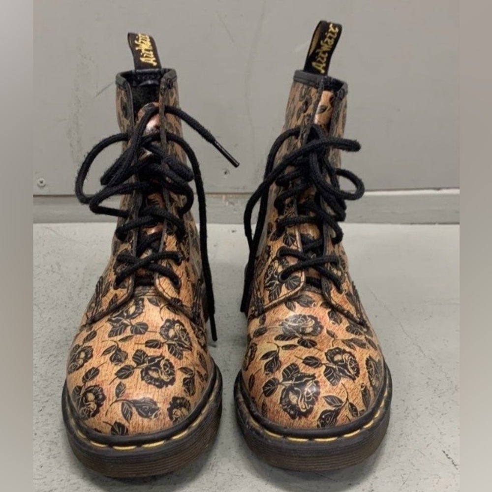 RARE!!! 99.9% New! Made in England Dr Marten Floral Size 6/6.5